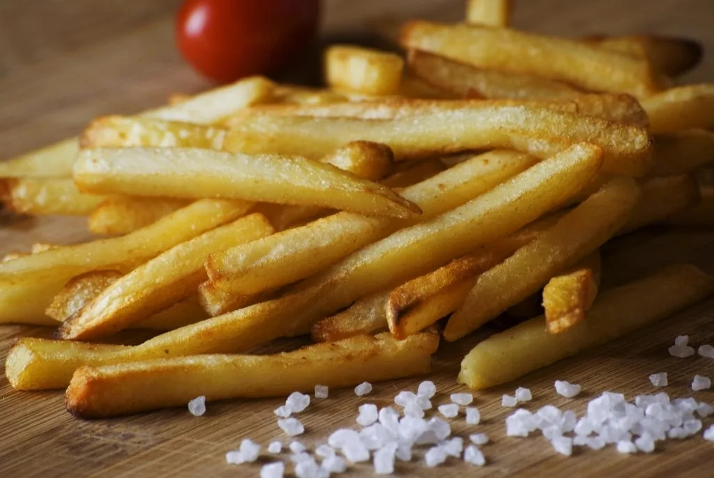 Vers gesneden frieten met grof zout, net uit het ossenwit bij Frituur Marcelle